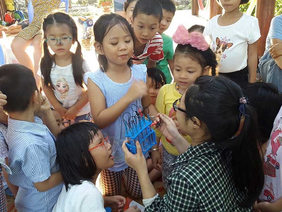 Giải vây nỗi khổ trông con mùa hè - 1 Các bé nhỏ tham gia sinh hoạt tại Hội quán Các bà mẹ. (Ảnh: HQCBM)