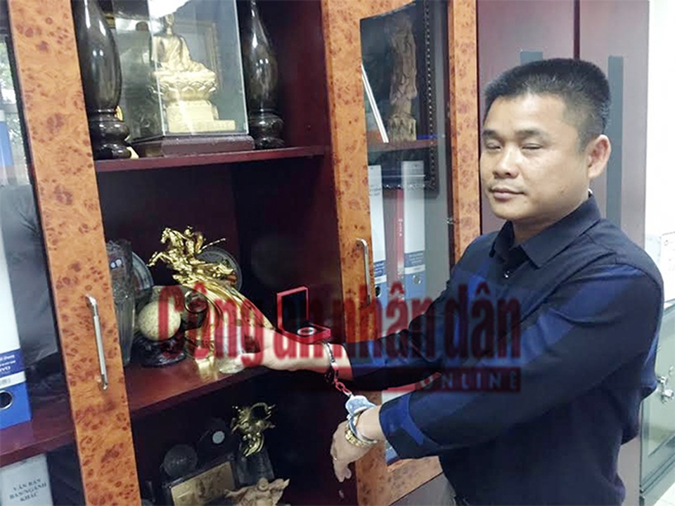 Giám đốc chi nhánh ngân hàng ép người tình của vợ chặt đứt đốt ngón tay - 1 Nguyễn Văn Thắng và lọ ngâm đốt ngón tay của anh T.