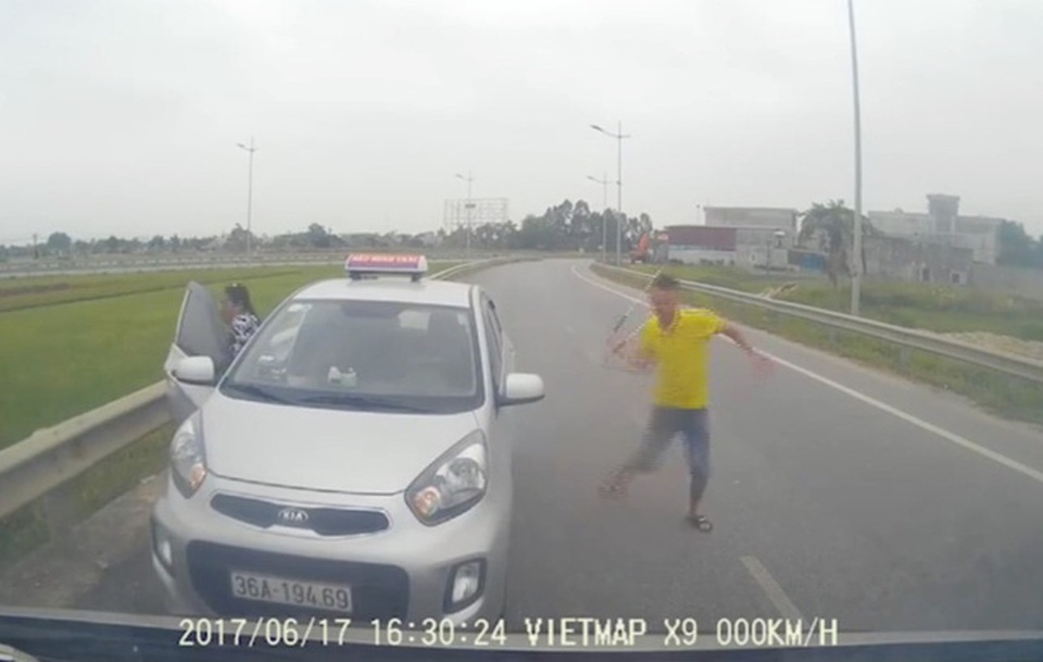 Thu hồi phù hiệu xe taxi chạy ngược chiều, tài xế "múa gậy" - 1 Chiếc xe taxi chạy vào đường ngược chiều (Ảnh cắt từ clip)