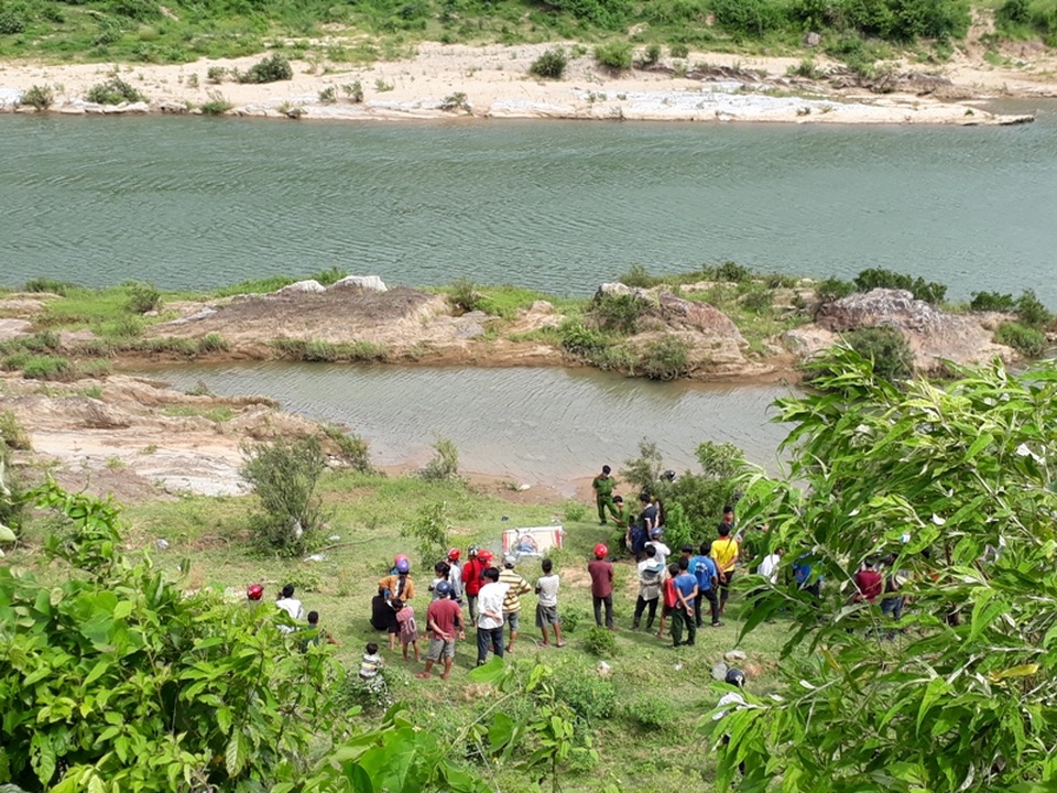 Cơ quan chức năng đang tiến hành khám nghiệm tử thi nạn nhân