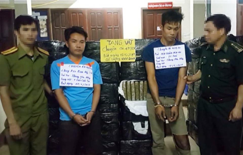 Bắt 2 đối tượng người Lào, thu giữ 1 tấn cần sa - 1
Các đối tượng cùng tang vật tại cơ quan điều tra