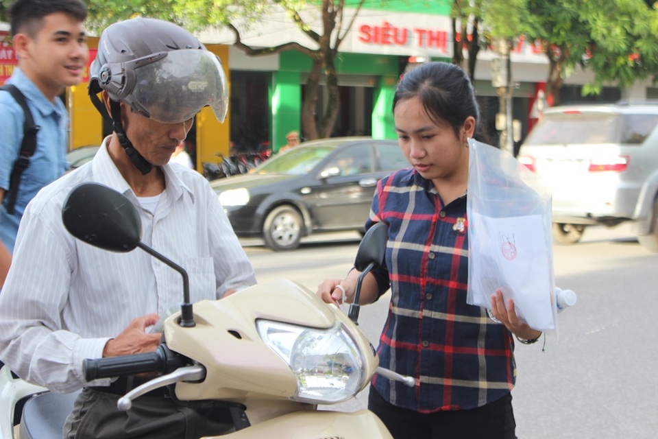 Nhiều thí sinh đến điểm thi từ mờ sáng - 8
Phụ huynh tại Hà Tĩnh đưa thí sinh đến sớm.