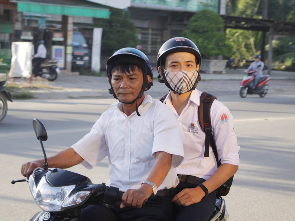 Nhiều thí sinh đến điểm thi từ mờ sáng - 25
Phụ huynh đưa con em đến trường thi. (Ảnh: Hà Xuyên)