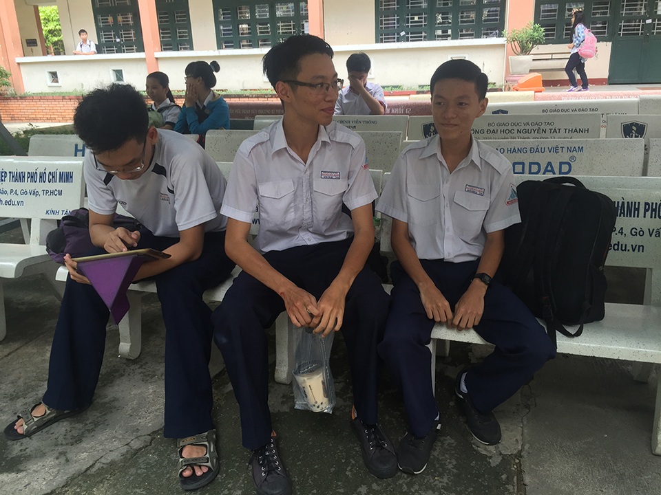 Nhiều thí sinh đến điểm thi từ mờ sáng - 28 Học sinh TPHCM không quá căng thẳng với kỳ thi THPT quốc gia năm nay