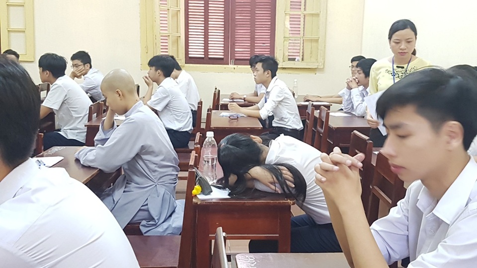 Chùm ảnh: Muôn vẻ tâm trạng thí sinh trước buổi thi đầu tiên - 5 Một thí sinh nữ ở hội đồng thi THPT Hai Bà Trưng, TP Huế căng thẳng quá nên nằm ra bàn trước giờ phát đề thi. (Ảnh: Đại Dương)