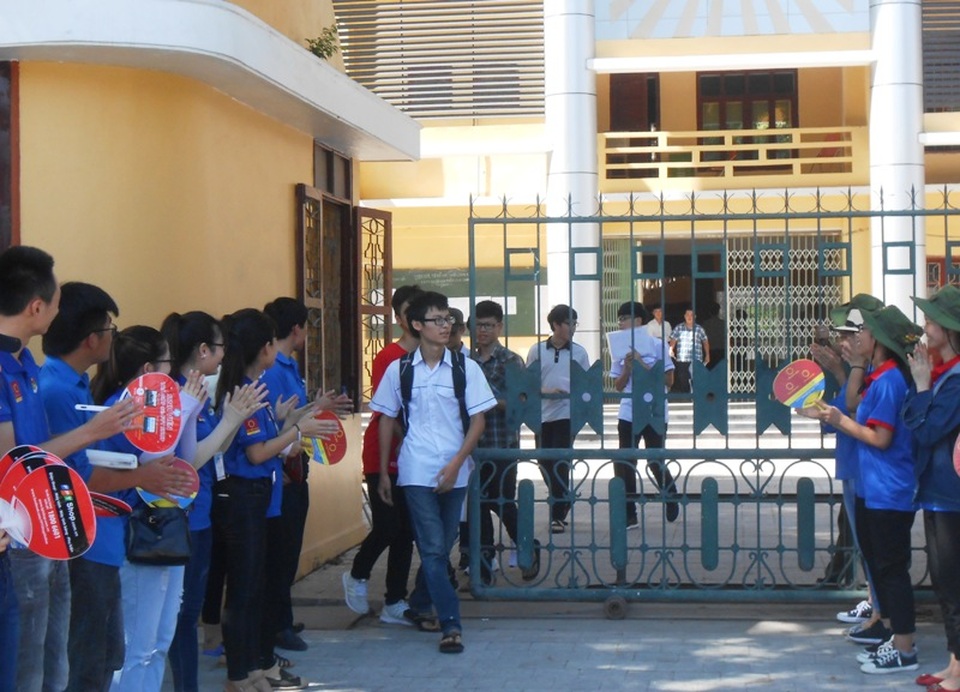 Đề Văn vừa sức, thí sinh hớn hở rời phòng thi - 9 Những thí sinh rời điểm thi sớm khi mới hết 2/3 thời gian (Ảnh: Duy Tuyên)