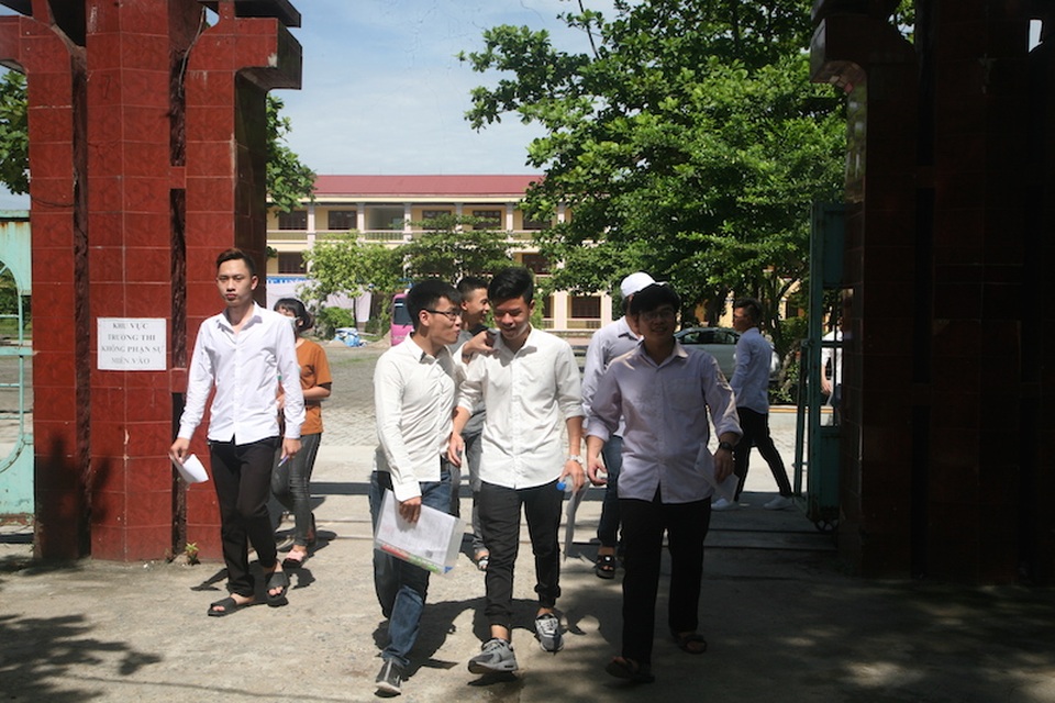 Đề Văn vừa sức, thí sinh hớn hở rời phòng thi - 16 Thí sinh Hà Nam khá phấn khởi sau khi hoàn thành môn thi Ngữ Văn (ảnh: Đức Văn)