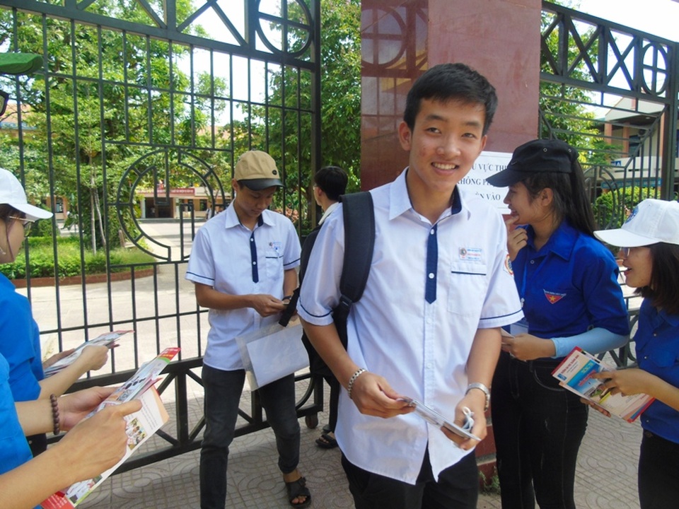 Đề Văn vừa sức, thí sinh hớn hở rời phòng thi - 17 Các thí sinh đầu tiên bước ra khỏi trường thi tại điểm thi THPT Đào Duy Từ. (Ảnh Tiến Thành)