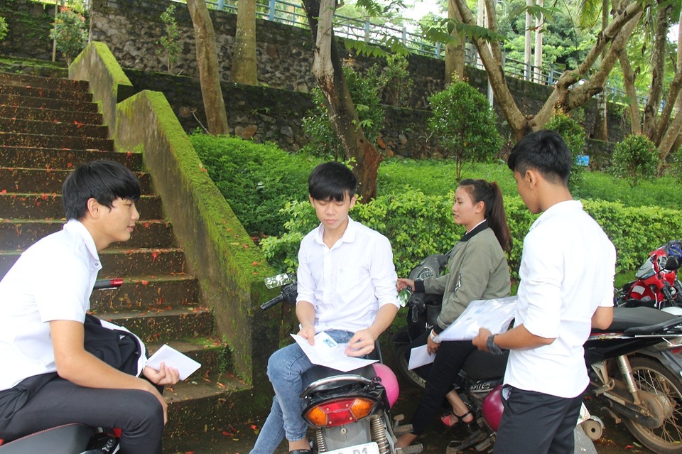 Đề Văn vừa sức, thí sinh hớn hở rời phòng thi - 19
Một nhóm thí sinh đang trao đổi sau môn thi đầu tiên. (Ảnh: Dương Phong)