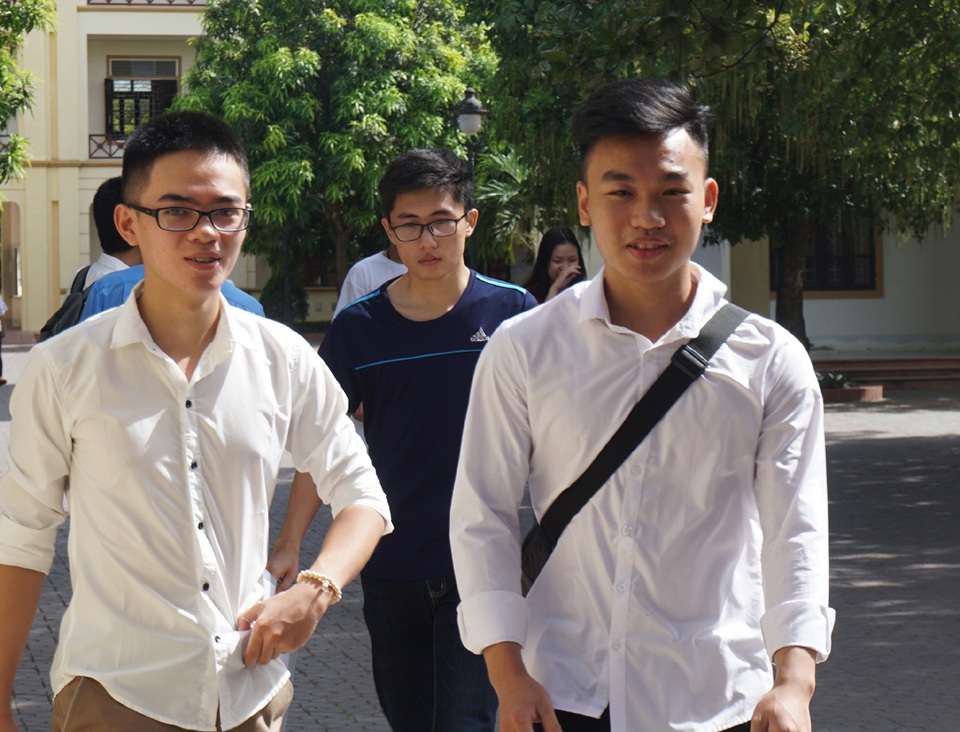 Đề Văn vừa sức, thí sinh hớn hở rời phòng thi - 20 Nhiều thí sinh tại điểm thi Trường THPT chuyên Phan Bội Châu (Nghệ An) rời phòng thi ngay khi hết 2/3 thời gian làm bài