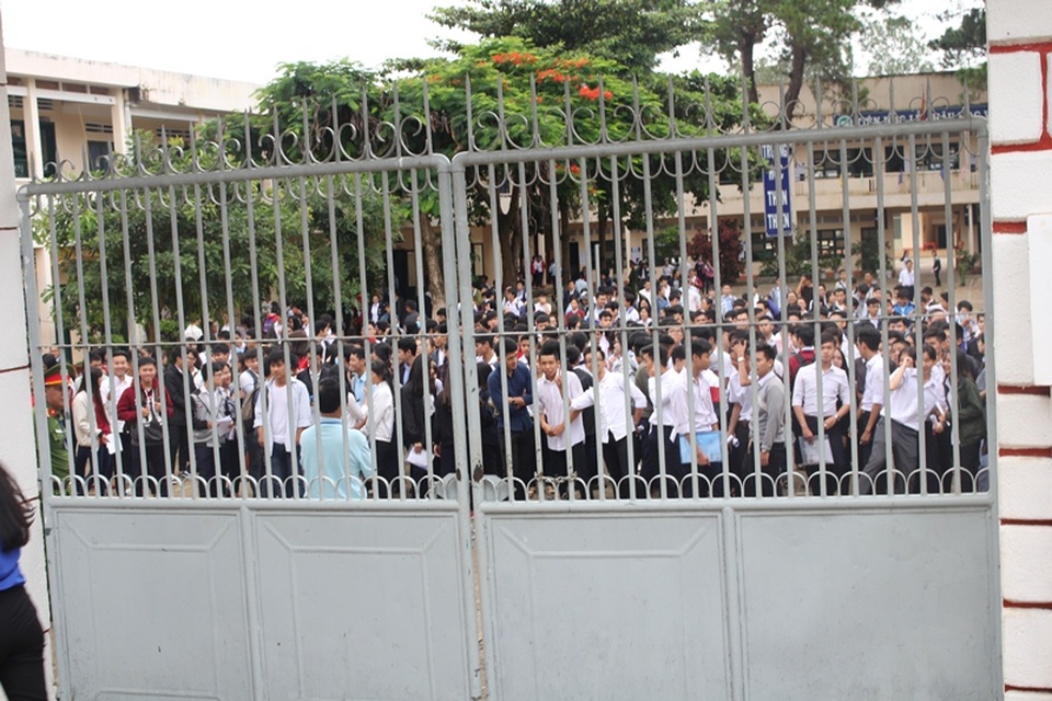 Đề Văn vừa sức, thí sinh hớn hở rời phòng thi - 23
Khoảng 9h, các thí sinh đã hoàn thành xong bài thi của mình mặc dù 9h30 mới được ra ngoài