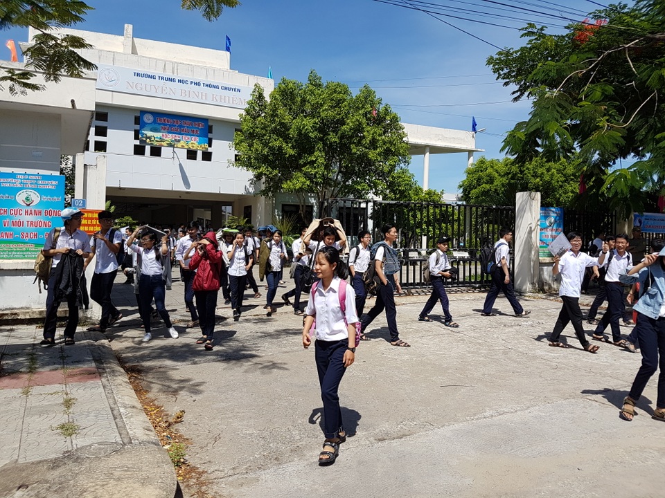Đề Văn vừa sức, thí sinh hớn hở rời phòng thi - 25 Các thí sinh kết thúc môn Văn tại điểm thi trường Nguyễn Bỉnh Khiêm (TP Tam Kỳ) đều vui vẻ
