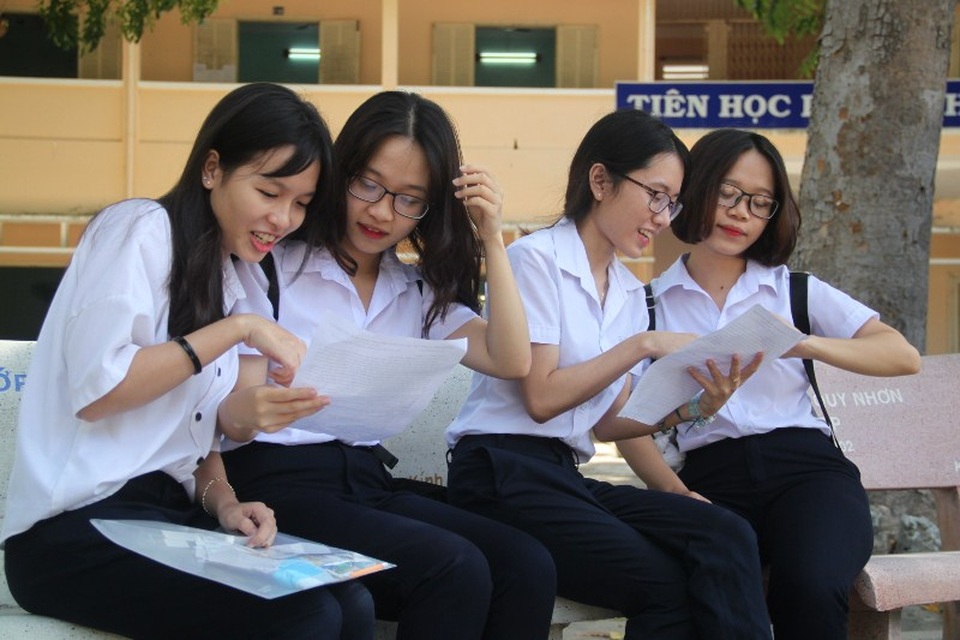 Đề Văn vừa sức, thí sinh hớn hở rời phòng thi - 28 Nhóm thí sinh Linh - Ngân - Trân - Kim Ngân (trái qua) phấn khởi chia sẻ sau môn thi Văn sáng nay (ảnh Doãn Công)