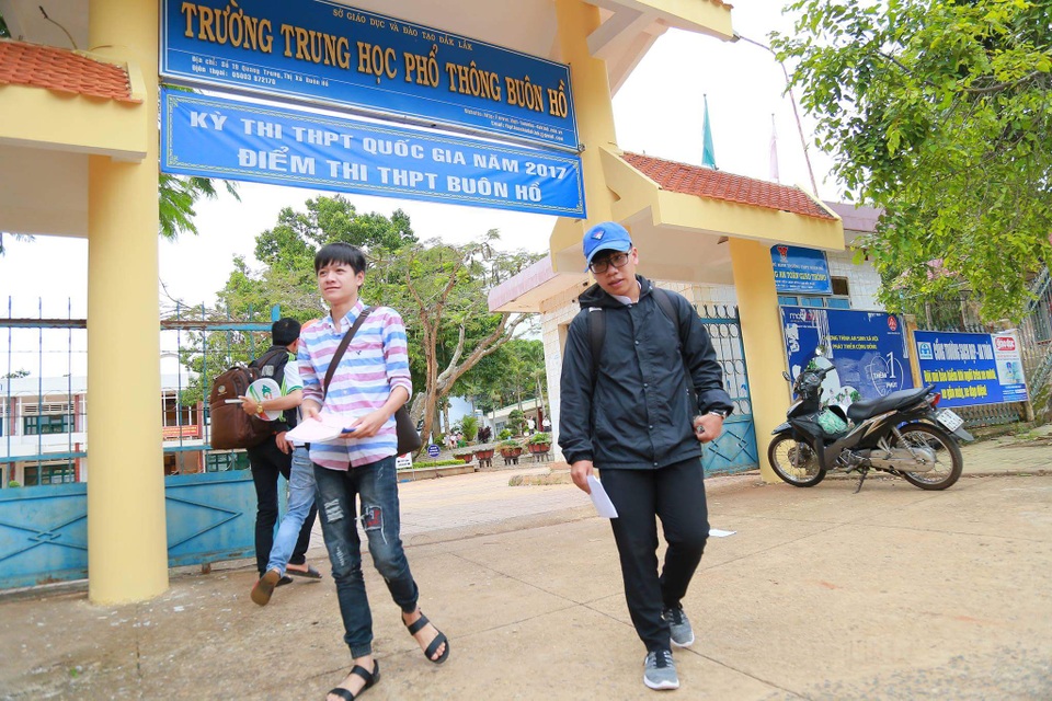 Đề Văn vừa sức, thí sinh hớn hở rời phòng thi - 31
Thí sịnh sau buổi thi môn Văn. (Ảnh: Thúy Diễm)