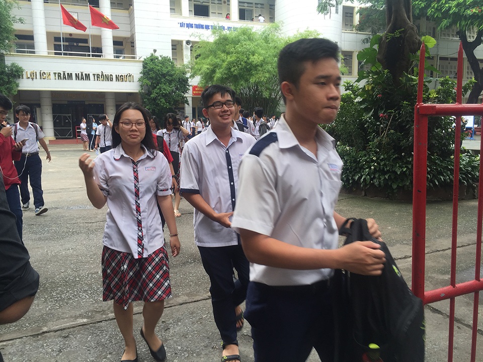 Đề Văn vừa sức, thí sinh hớn hở rời phòng thi - 33 Thí sinh thi tại điểm thi trường THPT Bùi Thị Xuân vui vẻ sau khi thi xong (ảnh Lê Phương)