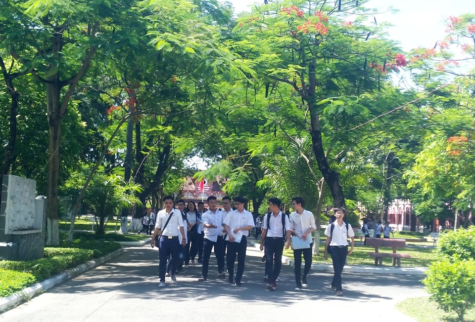 Đề Văn vừa sức, thí sinh hớn hở rời phòng thi - 36 Hết giờ làm bài, nhiều thí sinh ra khỏi khu vực thi ở điểm thi THPT Hai Bà Trưng,TP Huế với tâm trạng vui vẻ, phấn khởi