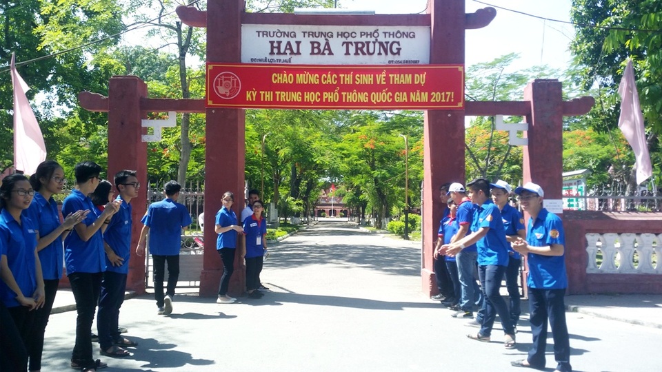Đề Văn vừa sức, thí sinh hớn hở rời phòng thi - 37
Các tình nguyện viên tiếp sức mùa thi vỗ tay chào đón các em thí sinh rời khỏi phòng thi. (Ảnh: Đại Dương)