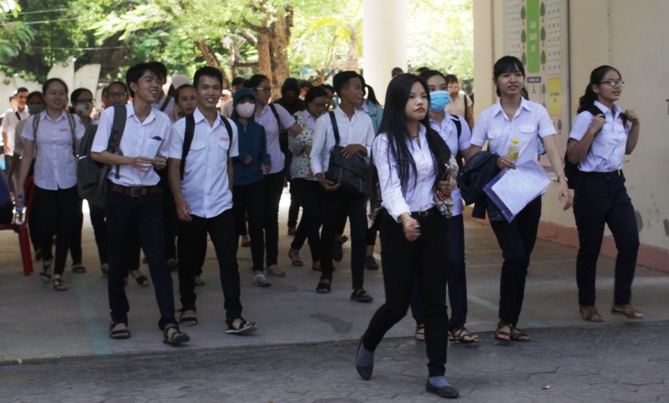 Đề Văn vừa sức, thí sinh hớn hở rời phòng thi - 38
Đề Văn giàu cảm xúc tạo tâm lý thoải mái cho thí sinh trong buổi thi đầu tiên. (Ảnh: Hà Xuyên)