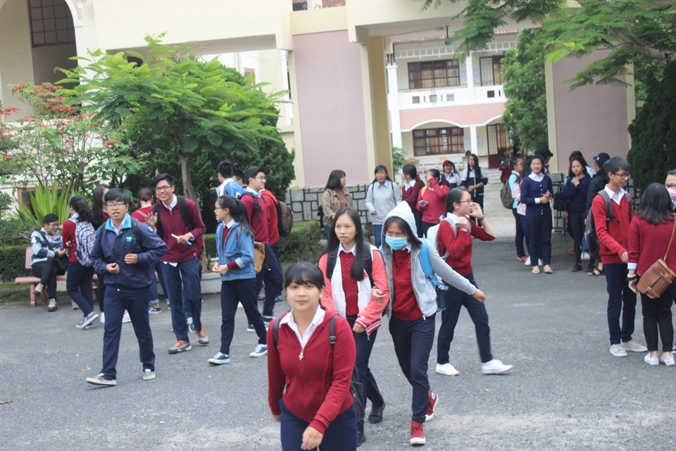 Đề Văn vừa sức, thí sinh hớn hở rời phòng thi - 39
Thí sinh ở Lâm Đồng phấn khởi rời phòng thi sau môn thi đầu tiên. (Ảnh: Ngọc Hà)