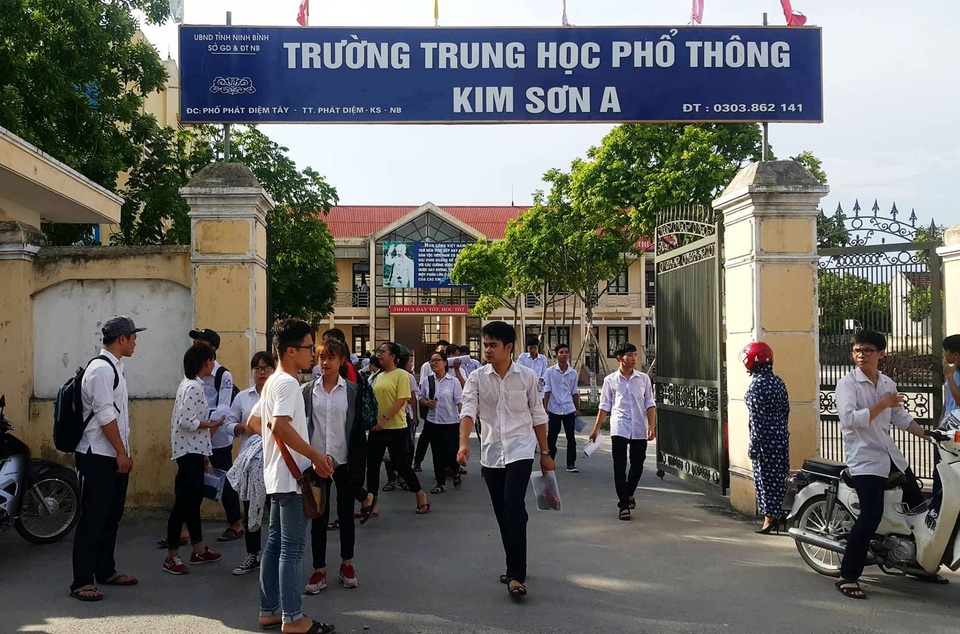 Đề Toán khá dài, có tính phân loại cao - 17 Các thí sinh tại Hội đồng thi trường THPT Kim Sơn A kết thúc môn Toán (ảnh: Thái Bá)