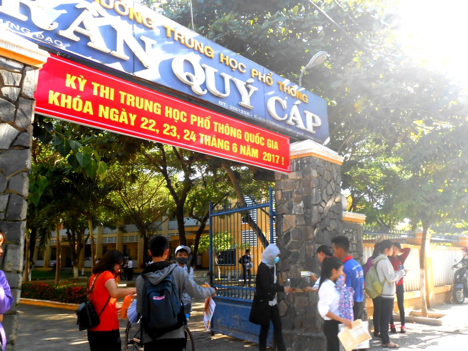 Đề Toán khá dài, có tính phân loại cao - 19 Thí sinh kết thúc môn thi Toán chiều 22/6 tại Hội đồng thi THPT Trần Quý Cáp, Hội An. (Ảnh: N.Linh)