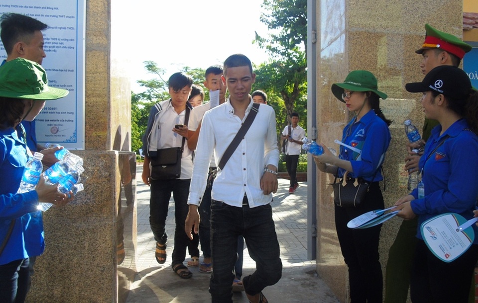 Đề Toán khá dài, có tính phân loại cao - 24 Các thí sinh hoàn thành xong bài thi môn Toán học. (Ảnh Tiến Thành)