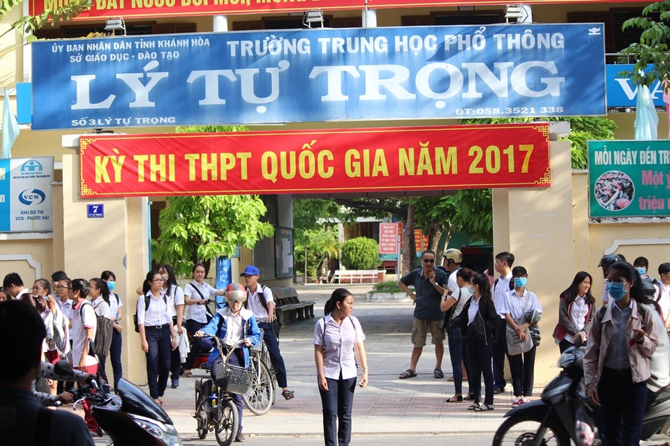 Đề Toán khá dài, có tính phân loại cao - 26 Thí sinh dự thi tại điểm thi trường THPT Lý Tự Trọng, TP Nha Trang ra về sau môn thi Toán