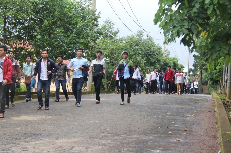 Đề Toán khá dài, có tính phân loại cao - 30 Nhiều thí sinh vẫn bỡ ngỡ với hình thức thi trắc nghiệm môn Toán nên chưa phân bổ được thời gian