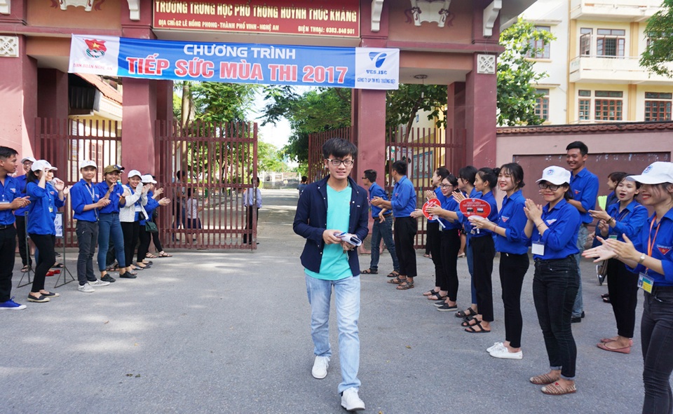 Đề Toán khá dài, có tính phân loại cao - 9 Nguyễn Cao Sang là thí sinh đầu tiên rời phòng thi tại điểm thi Trường THPT Huỳnh Thúc Kháng trong buổi thi môn Toán
