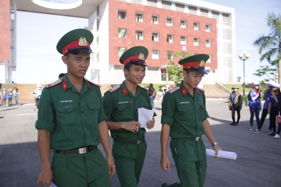 Đề Toán khá dài, có tính phân loại cao - 39
Thí sinh tại điểm thi trường Đại học Phạm Văn Đồng nhận định đề Toán dài nhưng không quá khó. (Ảnh: Hà Xuyên)