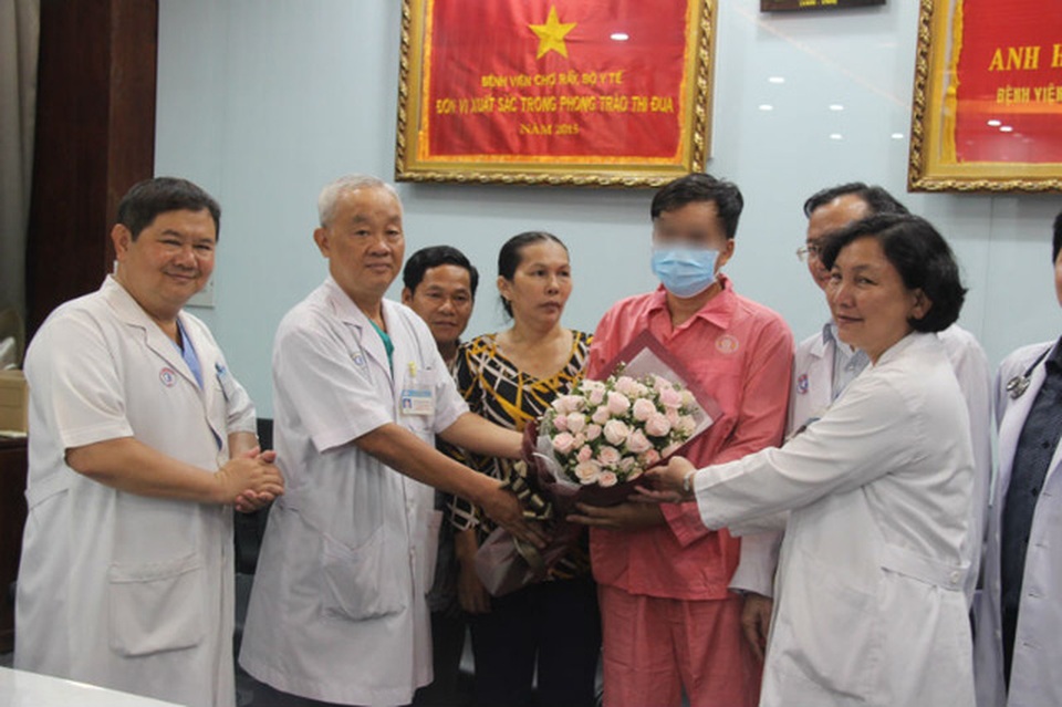 Nỗi niềm của chàng trai nhận tim hiến tặng từ thiếu nữ 18 tuổi - 1 Các y bác sĩ chúc mừng người bệnh xuất viện.