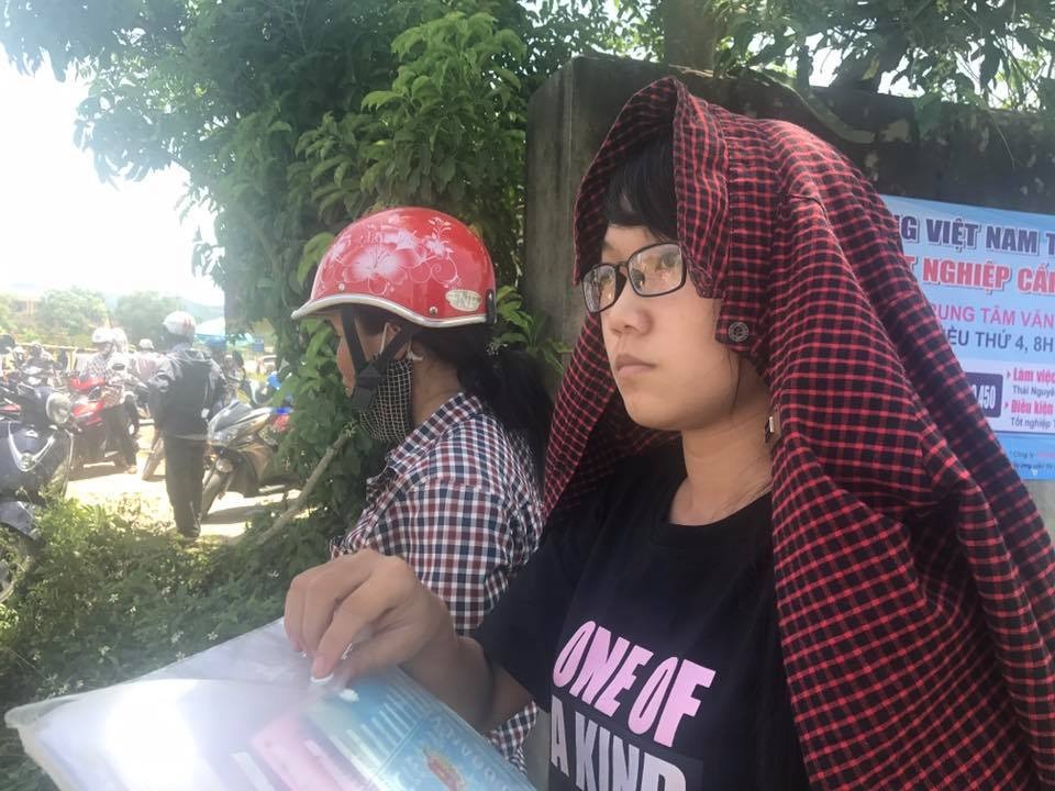 Thí sinh than đề Hóa và Lý khó, đề Sinh quá dài - 9 EM Vương Thị Ngân Hà - điểm thi Trường THPT Nghi Lộc 5 chia sẻ. (Ảnh: Nguyễn Duy)