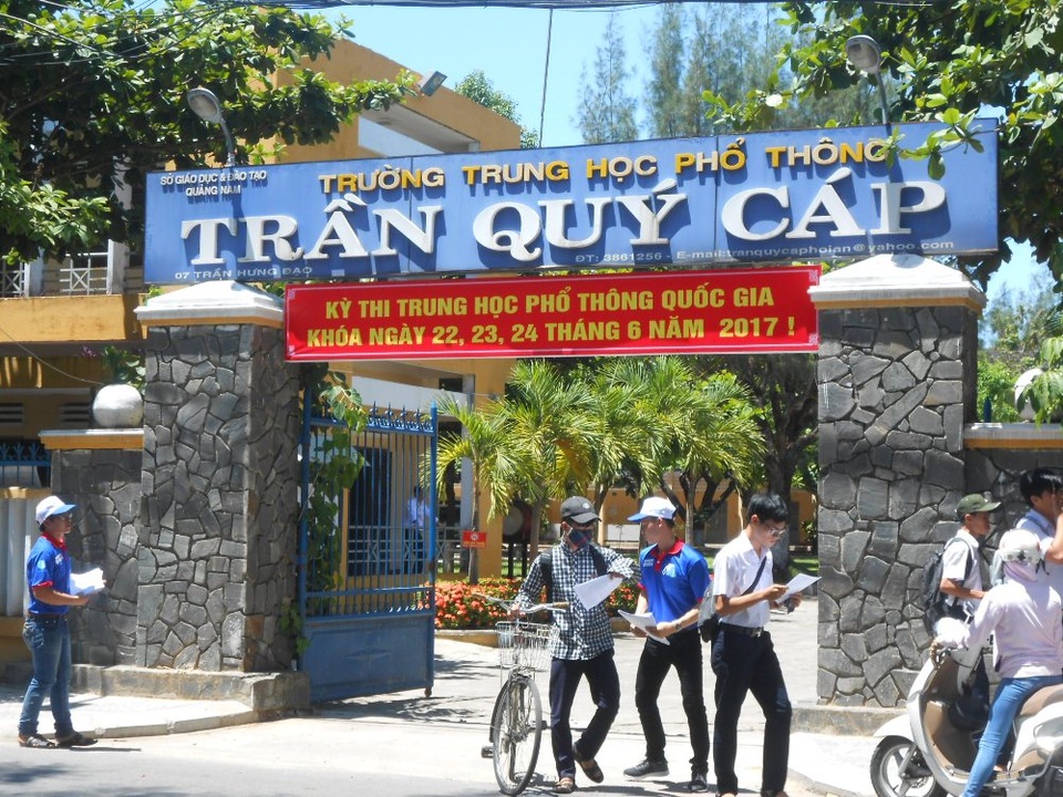 Thí sinh than đề Hóa và Lý khó, đề Sinh quá dài - 14 Các thí sinh hoàn thành bài thi 3 môn Khoa học tự nhiên tại hội đồng thi Trần Quý Cáp, Hội An. (Ảnh: N.Linh)
