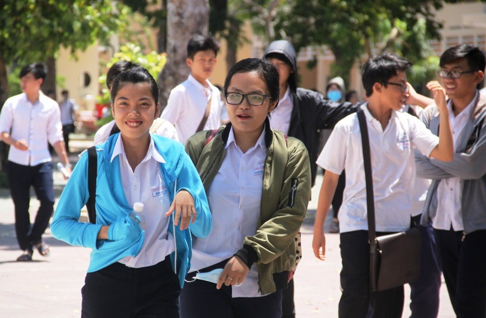 Thí sinh than đề Hóa và Lý khó, đề Sinh quá dài - 17 Thí sinh Bình Định thở phào sau 3 môn thi tổ hợp Khoa học tự nhiên (ảnh Doãn Công)