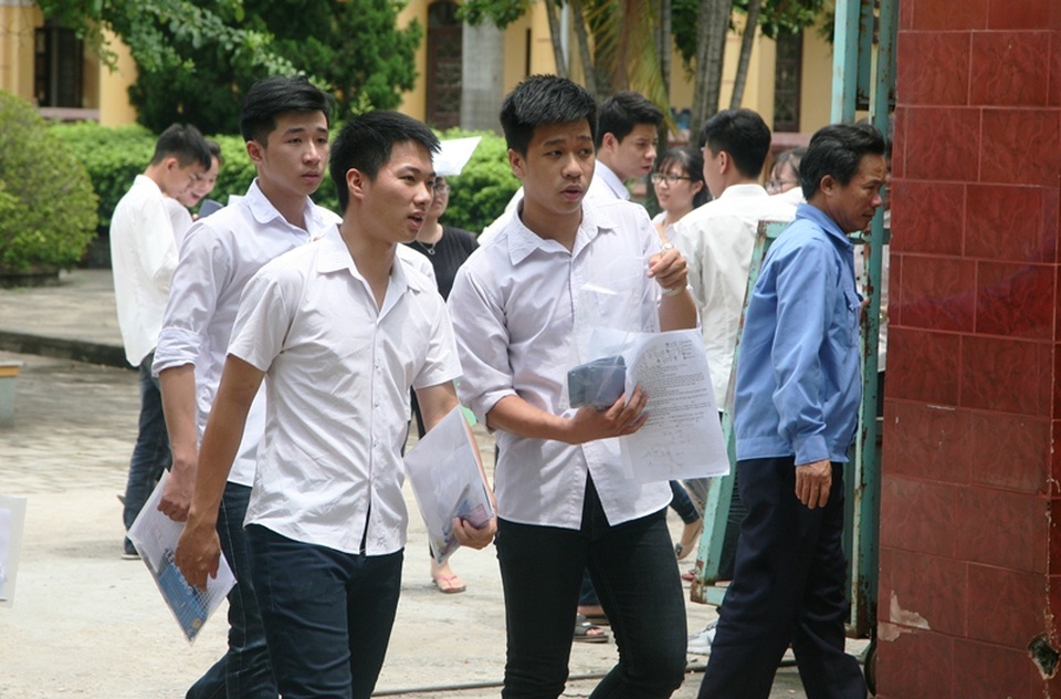 Thí sinh than đề Hóa và Lý khó, đề Sinh quá dài - 18 Các thí sinh Hà Nam than đề 3 môn trong bài thi Khoa học tự nhiên đề dài và khó, có tính phân loại cao (ảnh: Đức Văn)
