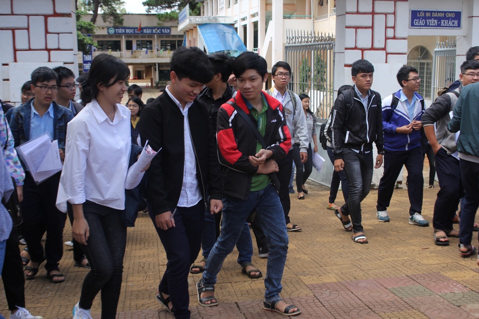 Thí sinh than đề Hóa và Lý khó, đề Sinh quá dài - 20
Các thí sinh bước ra phòng thi. (Ảnh: Phạm Hoàng)