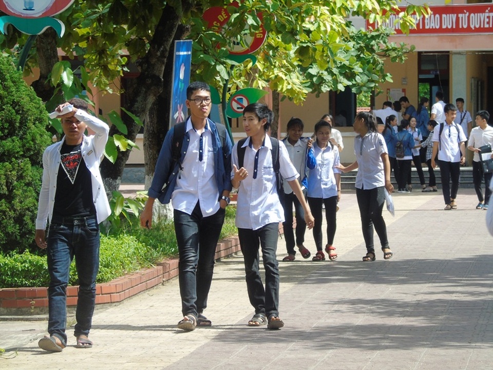 Thí sinh than đề Hóa và Lý khó, đề Sinh quá dài - 23 Các thí sinh tại Quảng Bình hoàn thành phần thi tổ hợp khoa học tự nhiên. (Ảnh Tiến Thành)