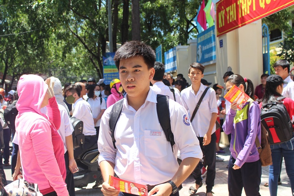 Thí sinh than đề Hóa và Lý khó, đề Sinh quá dài - 21 Thí sinh dự thi tại điểm thi Trường THPT Lý Tự Trọng (TP Nha Trang, Khánh Hòa) ra về sau các môn thi trưa 23/6 - (Ảnh: Viết Hảo)