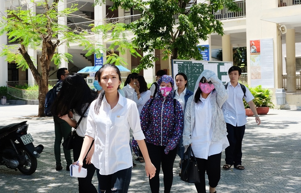 Thí sinh than đề Hóa và Lý khó, đề Sinh quá dài - 27 Các thí sinh ở Đà Nẵng vừa hoàn tất buổi thi các môn Lý, Hóa, Sinh sáng nay 23/6