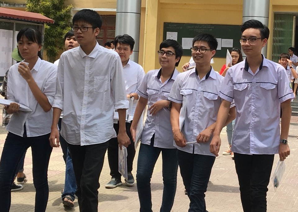 Thí sinh than đề Hóa và Lý khó, đề Sinh quá dài - 28 Nhiều thí sinh rời điểm thi trong tâm trạng thoải mái