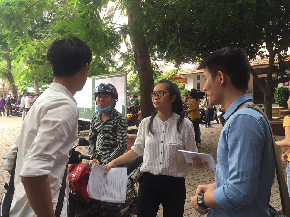 Thí sinh than đề Hóa và Lý khó, đề Sinh quá dài - 31 Thí sinh trao đổi sau khi thi xong môn Lý và Hoá tại điểm thi trường THCS Trần Văn Ơn