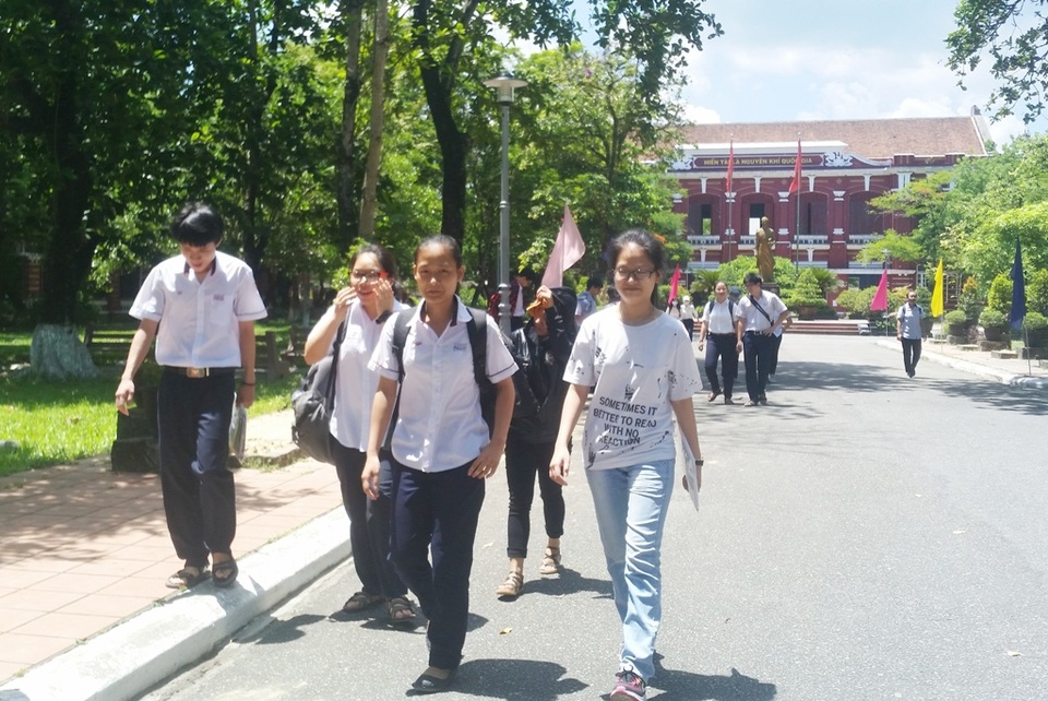 Thí sinh than đề Hóa và Lý khó, đề Sinh quá dài - 33 Lác đác các thí sinh tại điểm thi Quốc Học, TP Huế rời khu vực thi khi mà thời gian kết thúc làm bài đã khá lâu.