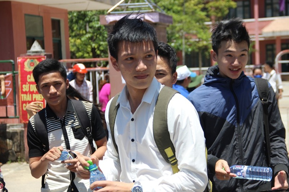 Thí sinh than đề Hóa và Lý khó, đề Sinh quá dài - 35 Nhiều thí sinh nở nụ cười trên môi vì làm được bài thi