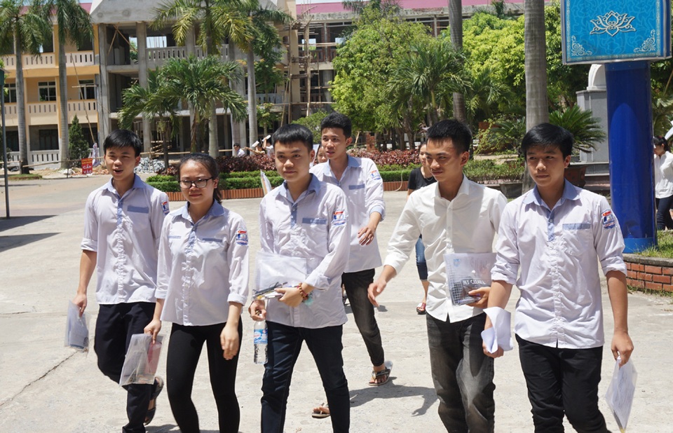 Thí sinh than đề Hóa và Lý khó, đề Sinh quá dài - 11 Thí sinh rời điểm thi Trường THPT Huỳnh Thúc Kháng (Tp Vinh, Nghệ An) với tâm trạng khá thoải mái sau môn thi Tổ hợp KHTN