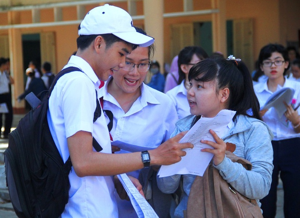 Đề thi tiếng Anh vừa tầm - 9
Các thí sinh Trường THPT Quốc học Quy Nhơn vui vẻ chia sẻ về bài thi môn Ngoại ngữ. (Ảnh: Doãn Công)