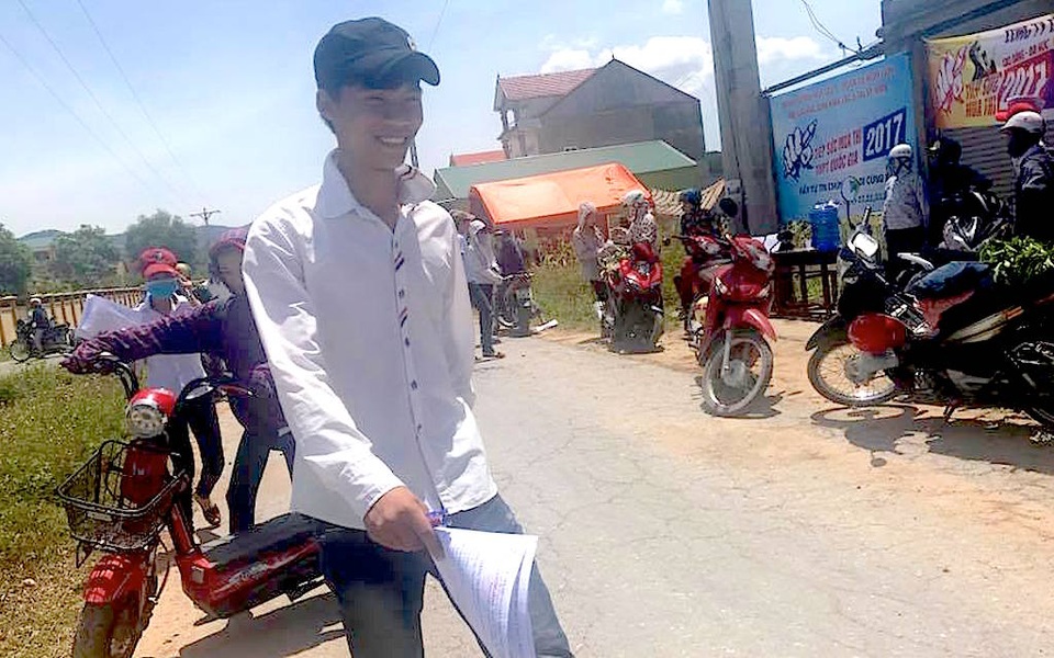 Đề thi tiếng Anh vừa tầm - 18 Thí sinh điểm thi Trường THPT Nghi Lộc 5 vui vẻ kết thúc môn thi. (Ảnh: Nguyễn Duy)