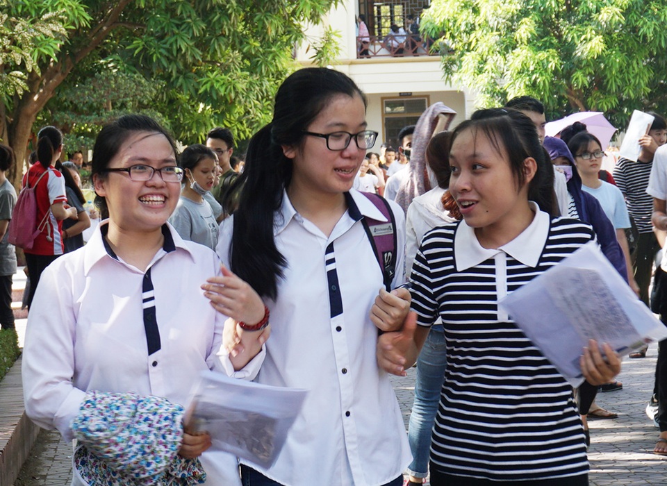 Đề thi tiếng Anh vừa tầm - 20
Thí sinh thở phào nhẹ nhõm khi kết thúc môn thi Tiếng Anh. (Ảnh: Hoàng Lam)