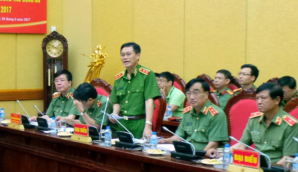 Trung tướng Công an: Sẽ xem xét khách quan việc bắt bác sĩ trong vụ chạy thận - 1
Trung tướng Đỗ Kim Tuyến (đứng) trả lời câu hỏi của phóng viên về việc bắt một bác sĩ trong vụ 8 bệnh nhân chạy thận tử vong ở Hòa Bình.