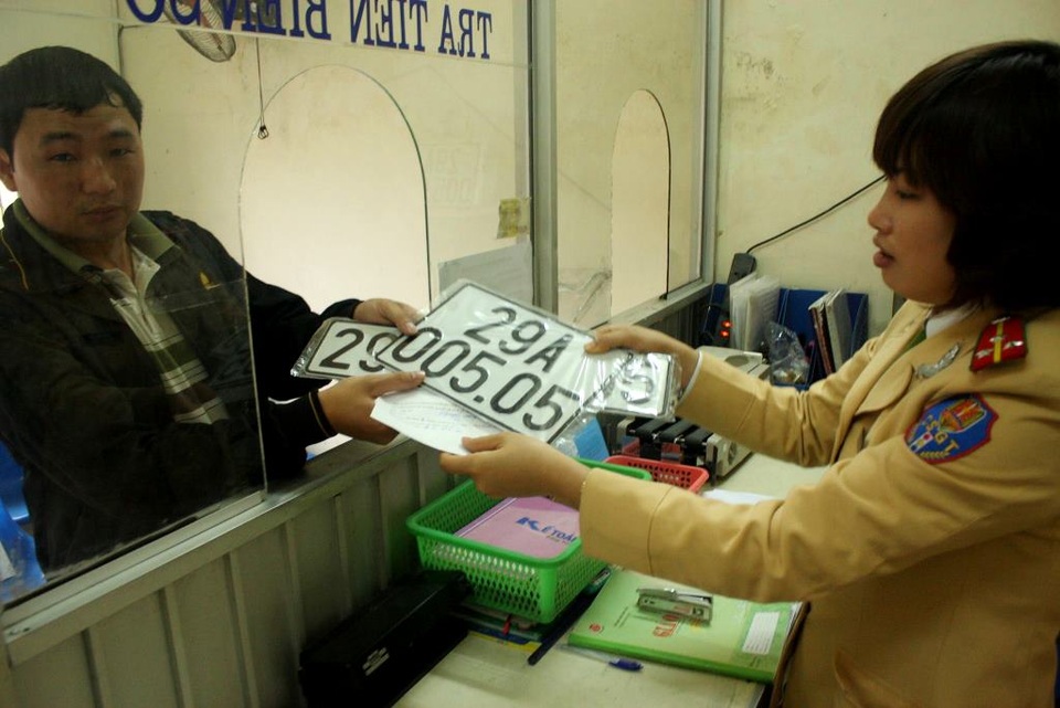 Đấu giá biển số xe: Cần sớm ban hành các văn bản hướng dẫn - 1
Những chiếc biển số xe đẹp luôn là mong muốn của những chủ xe khi đi đăng ký.