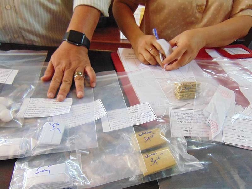 Đã khám bệnh chui còn bán thuốc lụi - 1 Đoàn kiểm tra của Thanh tra Sở Y tế TP.HCM đang liệt kê số thuốc mà nhà thuốc bán cho bệnh nhi. Ảnh: TRẦN NGỌC